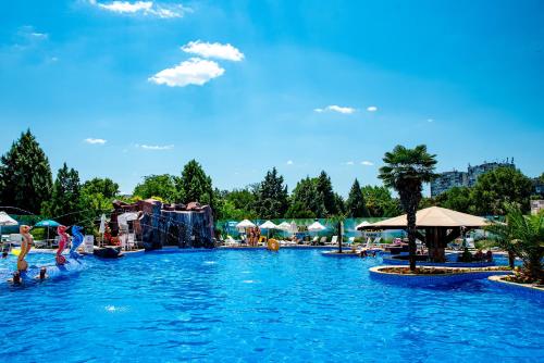 uma piscina num parque aquático com pessoas nele em Park Hotel Sankt Peterburg em Plovdiv