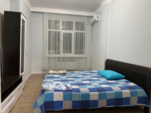 Een bed of bedden in een kamer bij ЖК Три короны