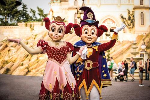 two people dressed in costumes standing next to each other at Camping Marvilla Parks Kaatsheuvel - Roan in Kaatsheuvel