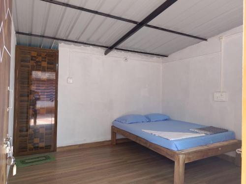 Giường trong phòng chung tại Campcee by Gokarna Adventure