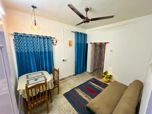 ein Wohnzimmer mit einem Sofa und einem Tisch in der Unterkunft Bliss Studio’s - Entire 1 BHK Apartment in Nagpur
