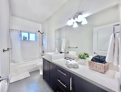 Koupelna v ubytování Si & Daniel Home Near YVR Airport & Skytrain Separate Entry Free Parking
