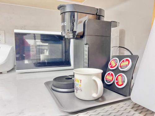 Si & Daniel Home Near YVR Airport & Skytrain Separate Entry Free Parkingにあるコーヒーまたはお茶