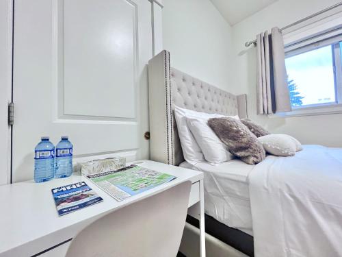 Si & Daniel Home Near YVR Airport & Skytrain Separate Entry Free Parkingにあるベッド
