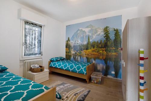 ein Schlafzimmer mit einem Wandbild eines Berges in der Unterkunft Appartamento Bella Vista in Premeno