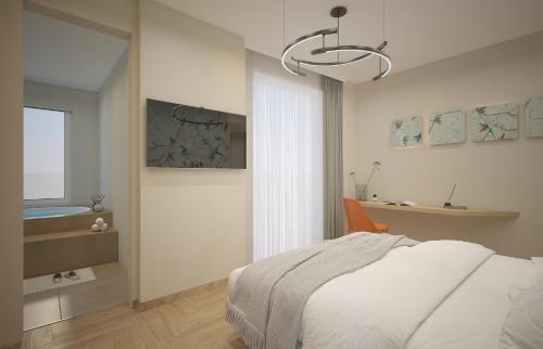 1 dormitorio con cama y lámpara de araña en Hotel Cavalieri Palace en Lido di Jesolo