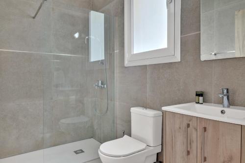 ein Bad mit einem WC, einer Dusche und einem Waschbecken in der Unterkunft Phaedrus Living: Eolus Residences Artemis in Strovolos