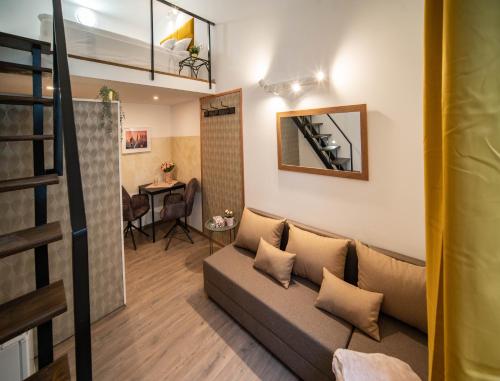 een woonkamer met een bank en een tafel bij Free Parking -Corvin Palace Residence-3BDRM,6ppl,Wifi,AC in Boedapest