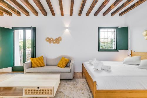 Una cama o camas en una habitación de Palacio de Bobadilla Suites