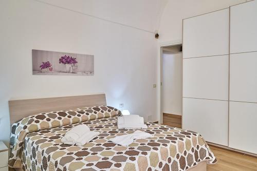 - une chambre avec un lit et des armoires blanches dans l'établissement Al Quindici, à Gaète
