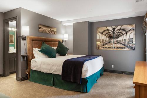 a bedroom with a bed with a painting on the wall at Beaver Creek Lodge 512 in Beaver Creek