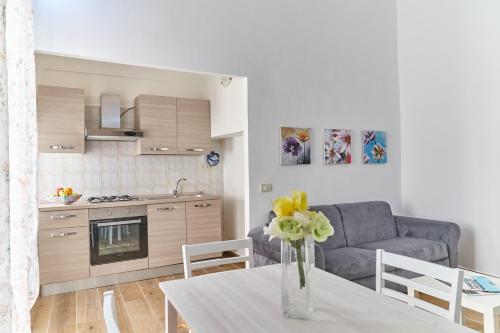 une cuisine et un salon avec une table et un canapé dans l'établissement Al Quindici, à Gaète