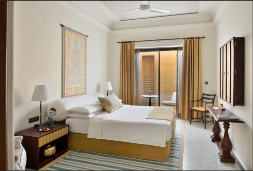 Een bed of bedden in een kamer bij Suryagarh Jaisalmer