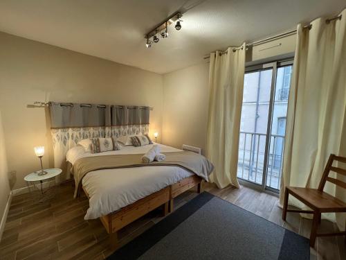 1 dormitorio con cama grande y ventana grande en Résidence RIVES DE LOIRE, en Blois