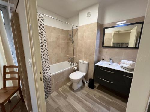 uma casa de banho com um WC, uma banheira e um lavatório. em Résidence RIVES DE LOIRE em Blois
