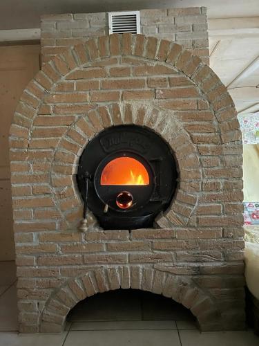 a brick oven with a fire inside of it at Albliebe am Rosenbühl in Münsingen