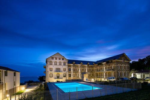 un immeuble avec une piscine la nuit dans l'établissement Appartement pour 4 face mer plage + piscine, à Pornic