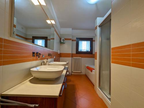 y baño con 2 lavabos y ducha. en Cozy Family Retreat/ 5 pl/ 1h drive from Venice, en Caldiero