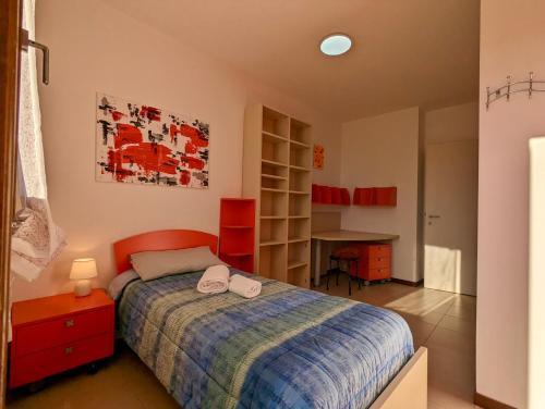 En eller flere senger på et rom på Cozy Family Retreat/ 5 pl/ 1h drive from Venice