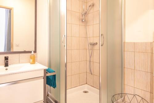 eine Dusche mit Glastür im Bad in der Unterkunft Studio 3 Oisans - Terrasse et parking privé in Meylan