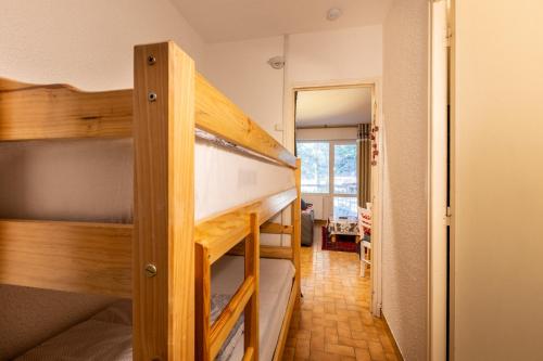 - un couloir avec 2 lits superposés dans une chambre dans l'établissement Le Roc d'Aude - Station Les Angles parking privé, aux Angles