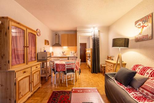 un salon avec un canapé et une table dans l'établissement Le Roc d'Aude - Station Les Angles parking privé, aux Angles