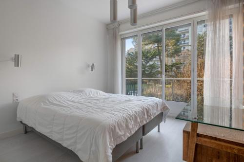 - une chambre avec un lit et une grande fenêtre dans l'établissement Parenthese familiale tout pres de la plage, à Pornichet
