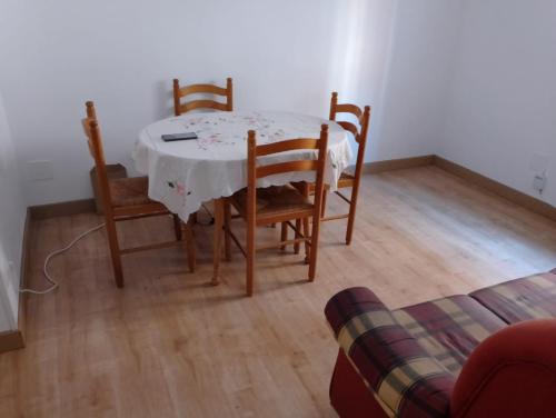 a dining room with a table and four chairs at Habitación en piso compartido in Madrid