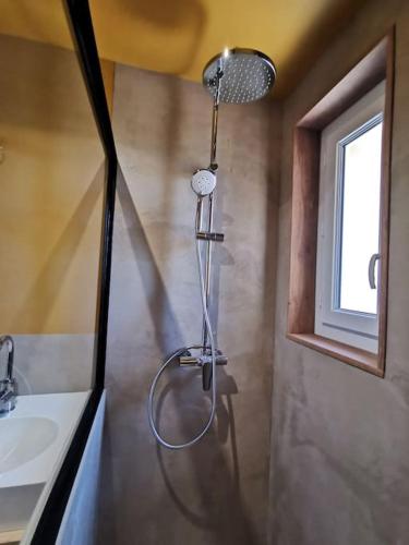 une douche dans une salle de bain avec un lavabo dans l'établissement Dark blue Appartement 2 chambres climatisation parking 900m des remparts, à Avignon