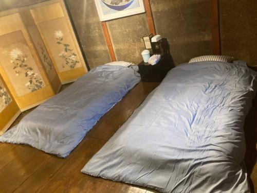 dos camas sentadas una al lado de la otra en una habitación en base sanablend - Vacation STAY 37429v, en Kyotango