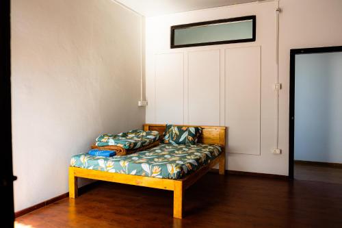 un sofá sentado en la esquina de una habitación en Solo's Inn, en Kohīma