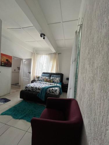 - une chambre avec un lit et un canapé dans l'établissement A Cheerful Furnished Bedroom Retreat, à Johannesbourg