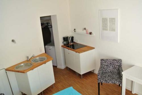 une petite cuisine avec évier et comptoir dans l'établissement Seehütte Ferienwohnung 304, à Cuxhaven