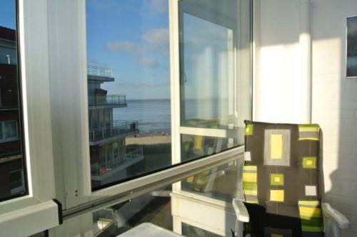 Cette chambre dispose d'un balcon avec vue sur l'océan. dans l'établissement Seehütte Ferienwohnung 304, à Cuxhaven