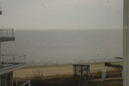 - une vue sur la plage et l'océan dans l'établissement Seehütte Ferienwohnung 304, à Cuxhaven
