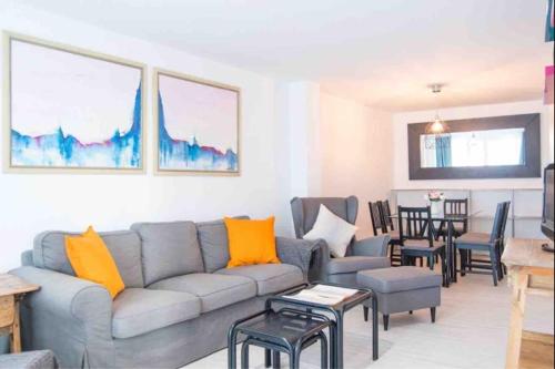 Junto a Calle Betis y Plaza de Cuba