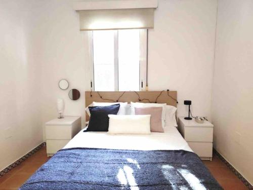 Postel nebo postele na pokoji v ubytování Triana Casa Carmela. 100% Accesible