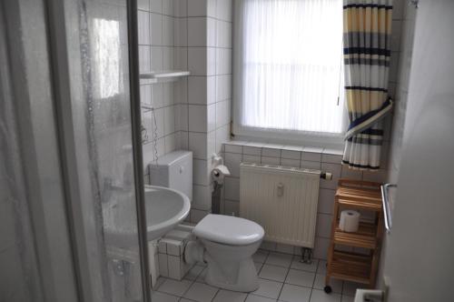 ein kleines Bad mit WC und Waschbecken in der Unterkunft Nordseedüne, Ferienwohnung 3 in Cuxhaven