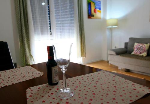 une bouteille de vin et un verre à vin sur une table dans l'établissement The beautiful view, à Tirana