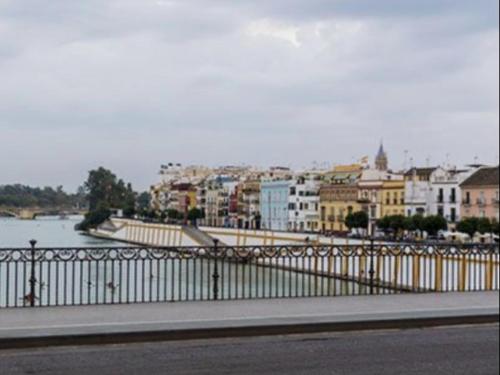 Junto a la Calle Betis: El corazón de Triana
