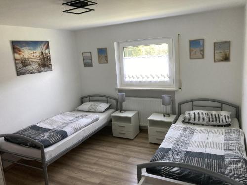 1 dormitorio con 2 camas y ventana en Brunnerhof Urlaub auf dem Land en Hartenstein