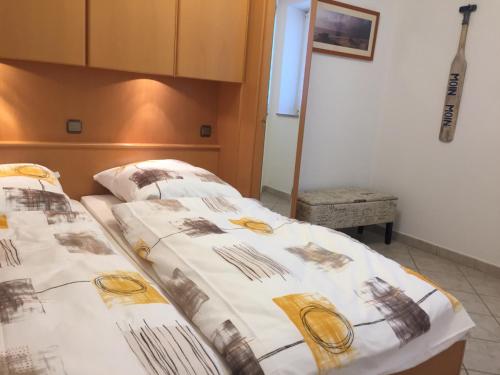 1 dormitorio con 2 camas y guitarra en Nautilus, Ferienwohnung 12 inkl Strandkorb, en Cuxhaven