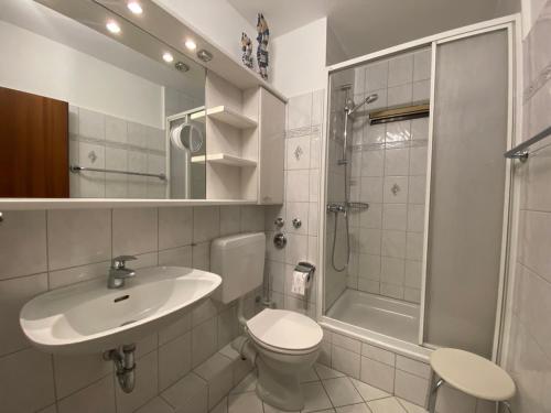 y baño con lavabo, aseo y ducha. en Nautilus, Ferienwohnung 12 inkl Strandkorb, en Cuxhaven