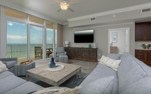 sala de estar con sofá y mesa en Phoenix Gulf Towers 804 condo, en Gulf Shores