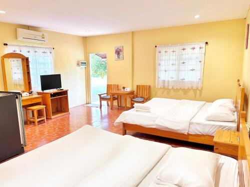 Habitación de hotel con 2 camas y TV en The Golden View Resort สวนผึ้ง, en Suan Phueng