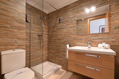 La salle de bains est pourvue de toilettes, d'un lavabo et d'une douche. dans l'établissement EvaMaria, à Jávea