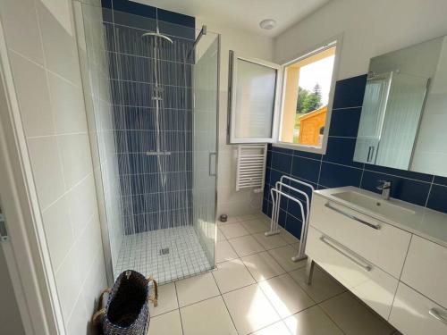 une salle de bain avec douche et lavabo dans l'établissement Les Amandiers*Piscine chauffée*3 kms centre historique SARLAT, à Sarlat-la-Canéda