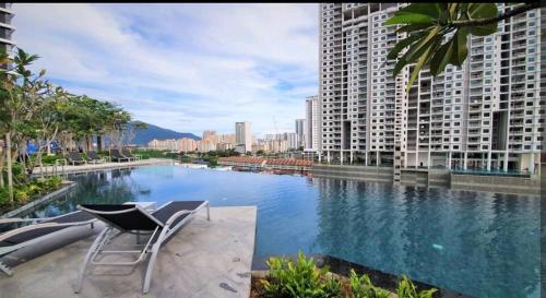 ein Schwimmbad mitten in einer Stadt in der Unterkunft Urban Suite_無敵檳城大橋景Premium套房「家庭式套房」 Max8 Pax in Jelutong