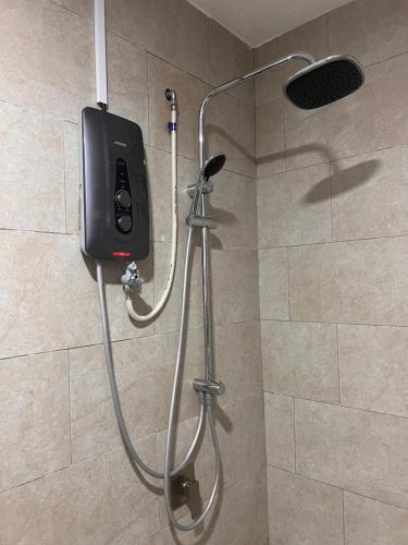 um chuveiro com um dispensador de sabão na casa de banho em MV Suite Homestay em Kuantan