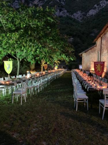 a long line of tables and chairs at night at ABBAZIA SS. QUIRICO E GIULITTA in Micigliano